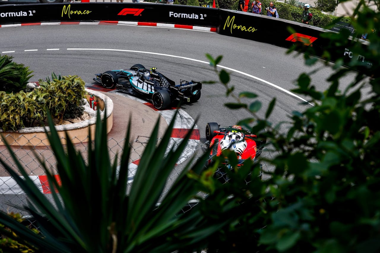 Antonelli supera Verstappen e conquista a pole do GP de Mônaco; Bortoleto larga em 16º