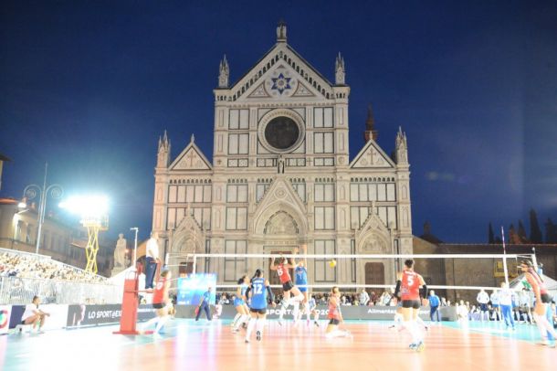Nella splendida cornice di Piazza Santa Croce a Firenze l'Italvolley femminile supera l'Azerbaijan