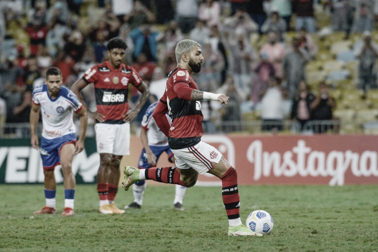 Flamengo derrota Bahia em jogo com polêmica de arbitragem e expulsões