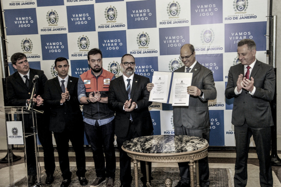 Governo do Rio, Flamengo e Fluminense oficializam acordo pelo Maracanã em cerimônia Governo do Rio, Flamengo e Fluminense oficializam acordo pelo Maracanã em cerimônia