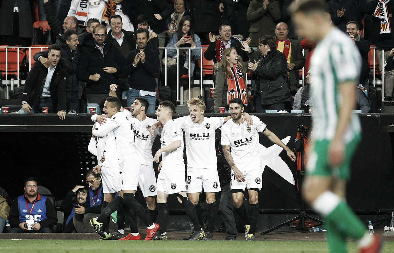 Valencia passa pelo Betis e vai à final da Copa do Rei contra o Barcelona Valencia passa pelo Betis e vai à final da Copa do Rei contra o Barcelona