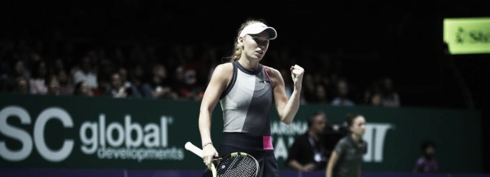 Com direito a "pneu", Wozniacki domina Halep e praticamente se garante na semifinal do WTA Finals