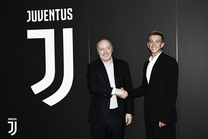 Bernardeschi chega à Juventus para usar camisa 10 um ano após saída de Pogba