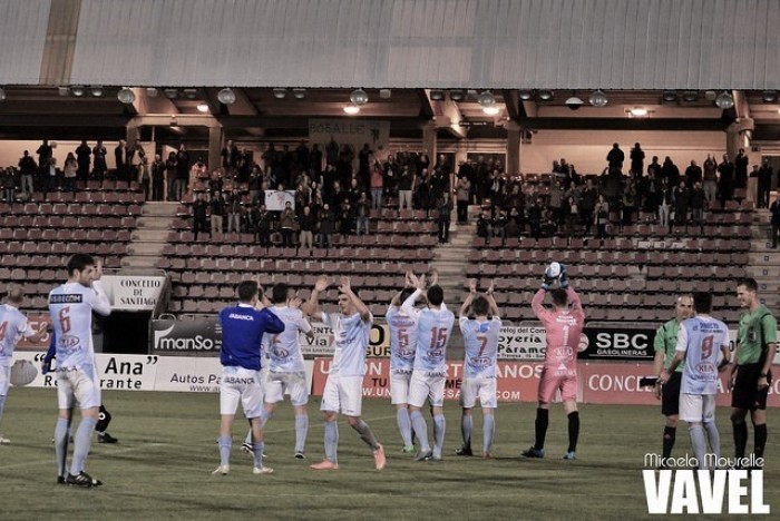 Fotos e imágenes del SD Compostela 2-0 CD Izarra de la jornada 22, Segunda División B Grupo I