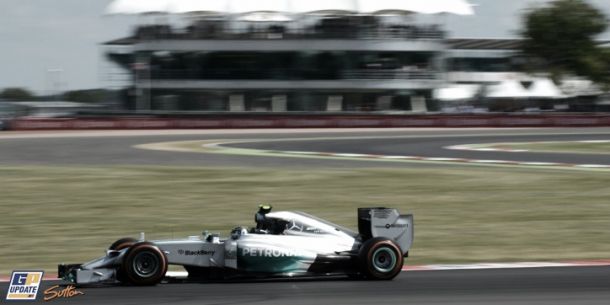 Nico Rosberg manda en la primera sesión de libres en Silverstone