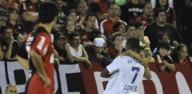 Vélez Sarsfield vence o Newell's em Rosario e sai em vantagem nas oitavas da Libertadores