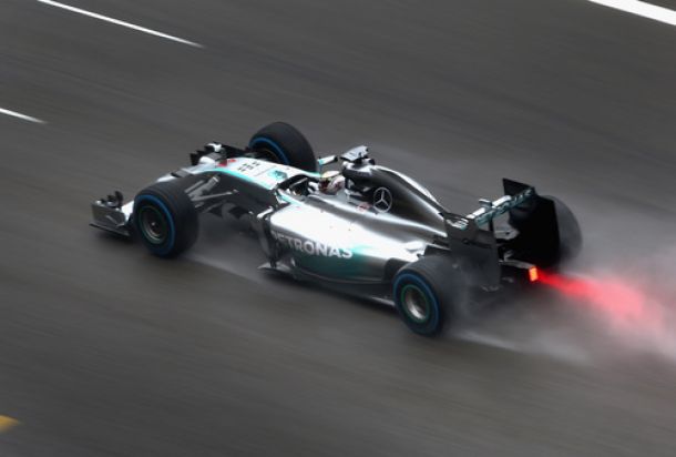 Lewis Hamilton mantiene el pleno de Mercedes bajo la lluvia