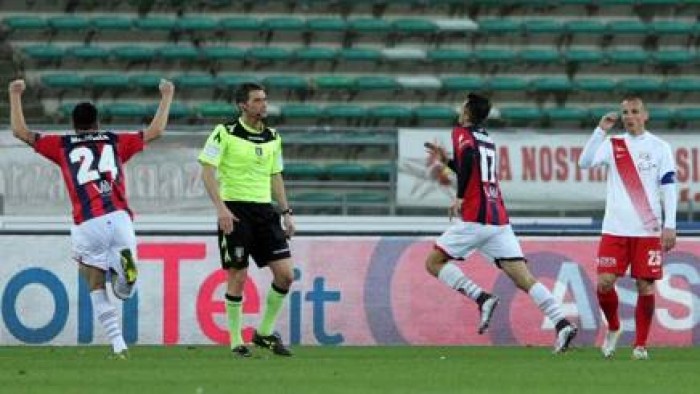 Serie B, il Crotone sbanca Bari tra gol e follie: 2-3 al "San Nicola"