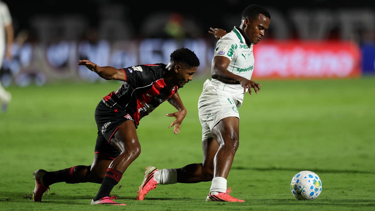 Palmeiras goleia Vitória por 4 a 0 e amplia vantagem na liderança