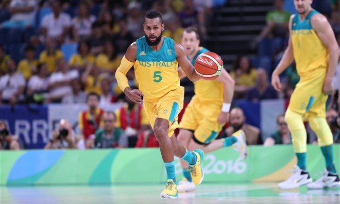 Austrália vai bem, surpreende e bate França na estreia do basquete masculino