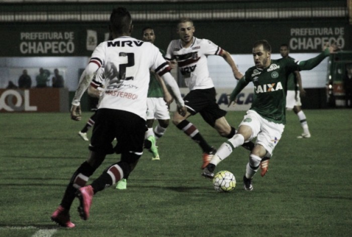 Chapecoense e Santa Cruz empatam e permanecem invictos no Campeonato Brasileiro