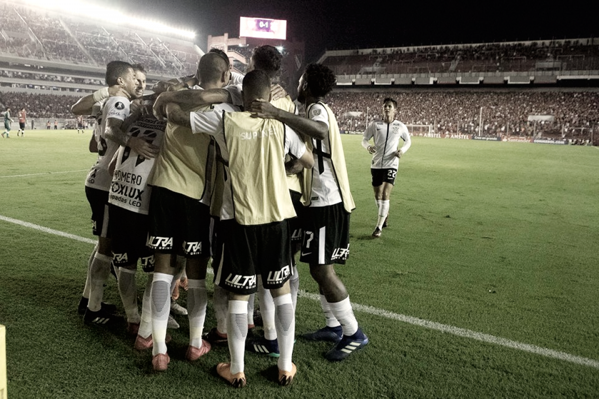 Notas: Jadson brilha em esquema sem atacantes e Corinthians vence na Argentina