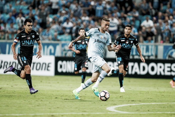 Grêmio arrasa no primeiro tempo, leva susto no segundo, mas vence Iquique e lidera Grupo 8