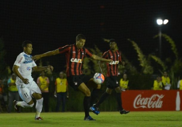 Atlético-PR tropeça em casa diante do Londrina