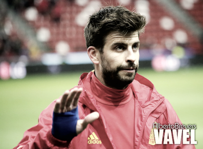 Piqué y Jordi Alba juegan con La Roja Piqué y Jordi Alba juegan con La Roja