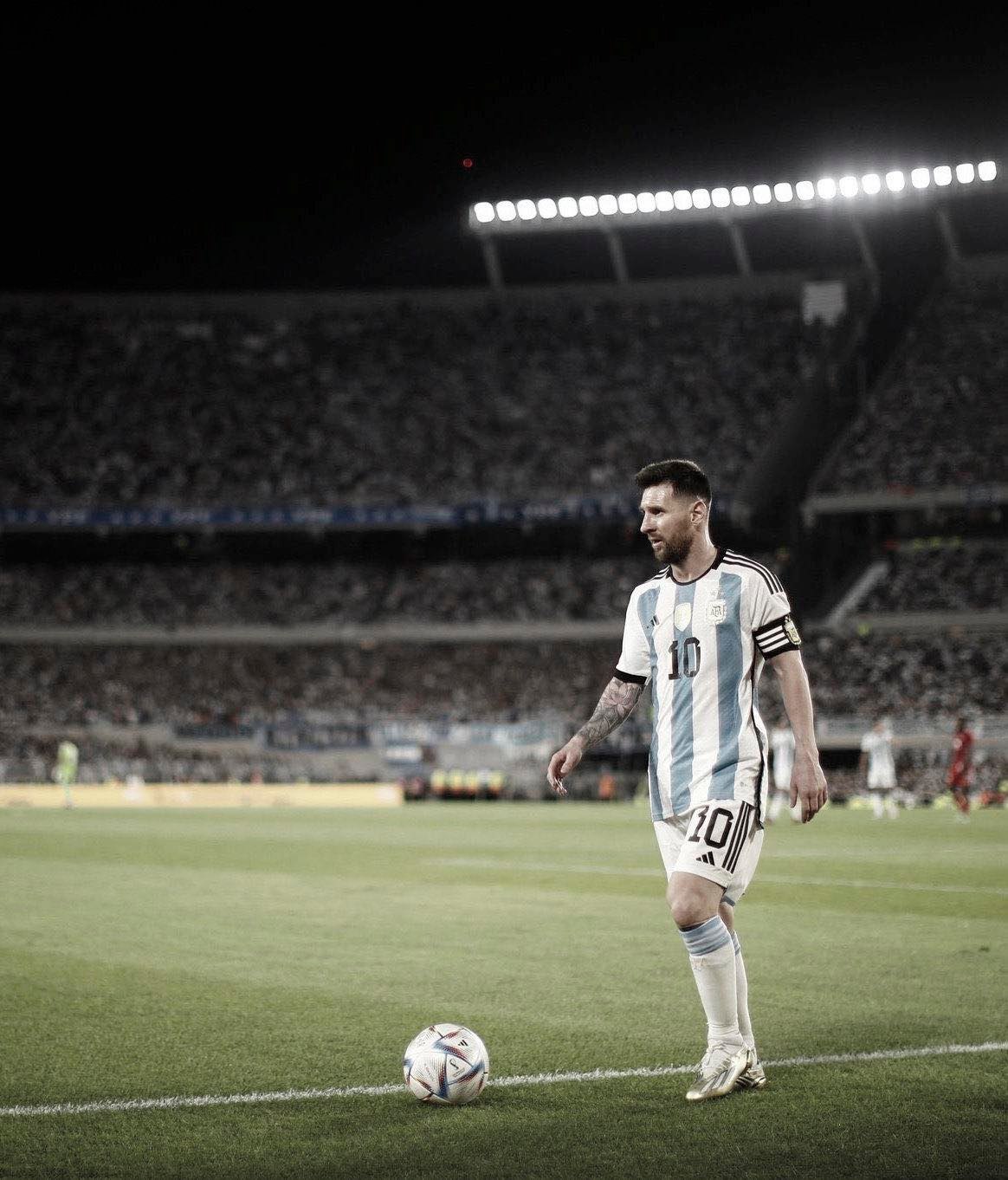 Pulgar para arriba: Messi y un semáforo verde
en el Más Monumental