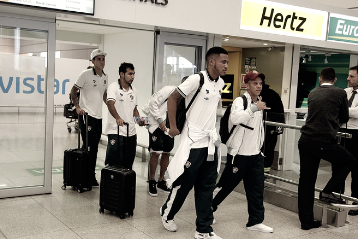Fluminense chega no Uruguai e recebe apoio de torcedores no desembarque