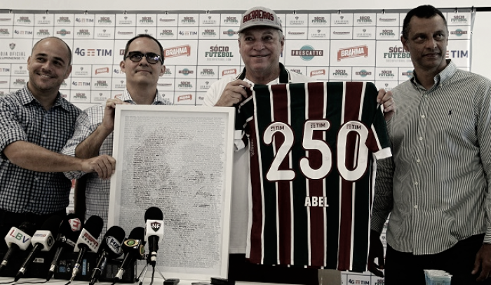 Abel recebe homenagem pelos 250 jogos no comando do Fluminense