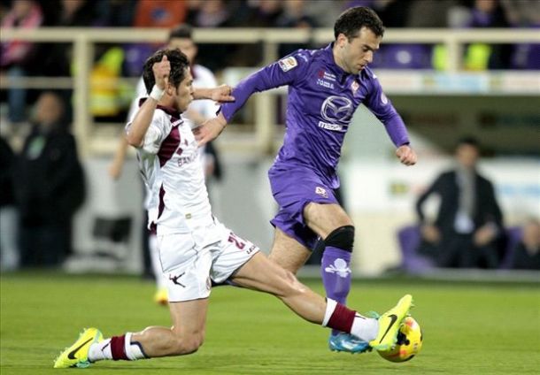 Fiorentina bate Livorno e segue firme, mas perde Rossi machucado
