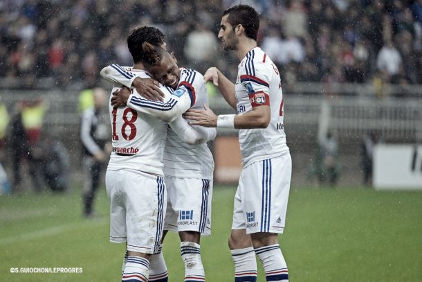 Gonalons destaca atuação de seus companheiros na vitória do Lyon frente ao Guingamp