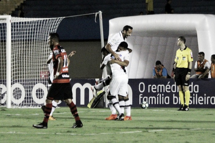 Cirúrgico, Vasco vence Atlético Goianiense sem susto e com gol contra