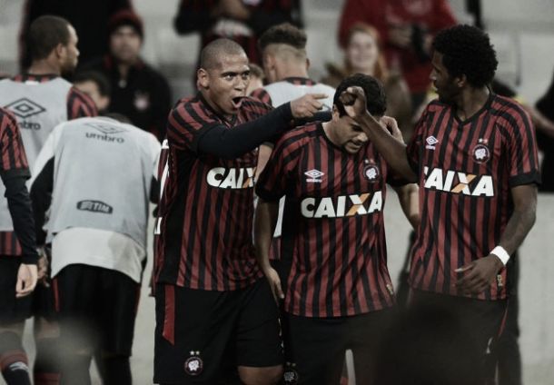 Estreando no Brasileirão, Atlético-PR vence o Internacional com goleada Estreando no Brasileirão, Atlético-PR vence o Internacional com goleada