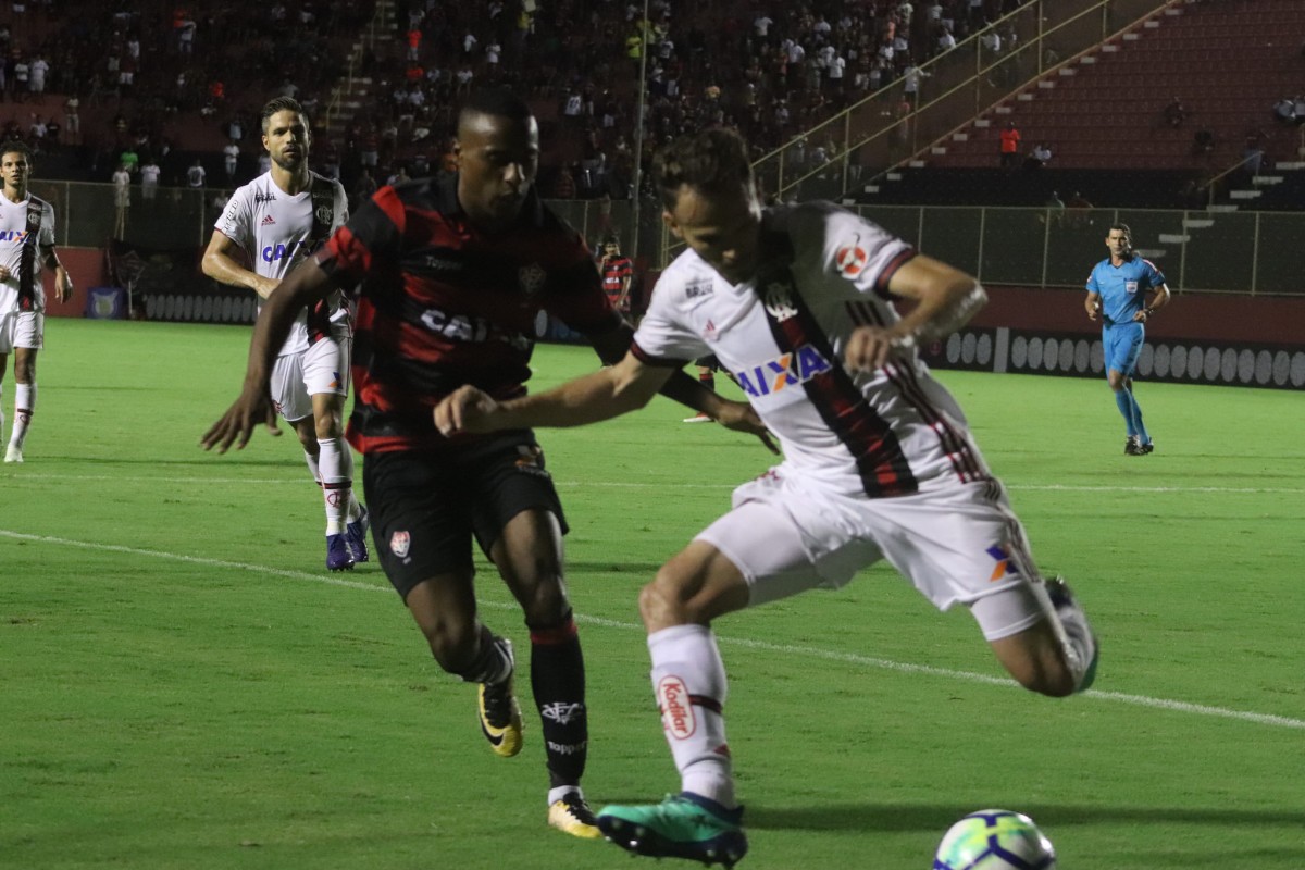 Flamengo enfrenta o Vitória buscando não se distanciar do topo da tabela