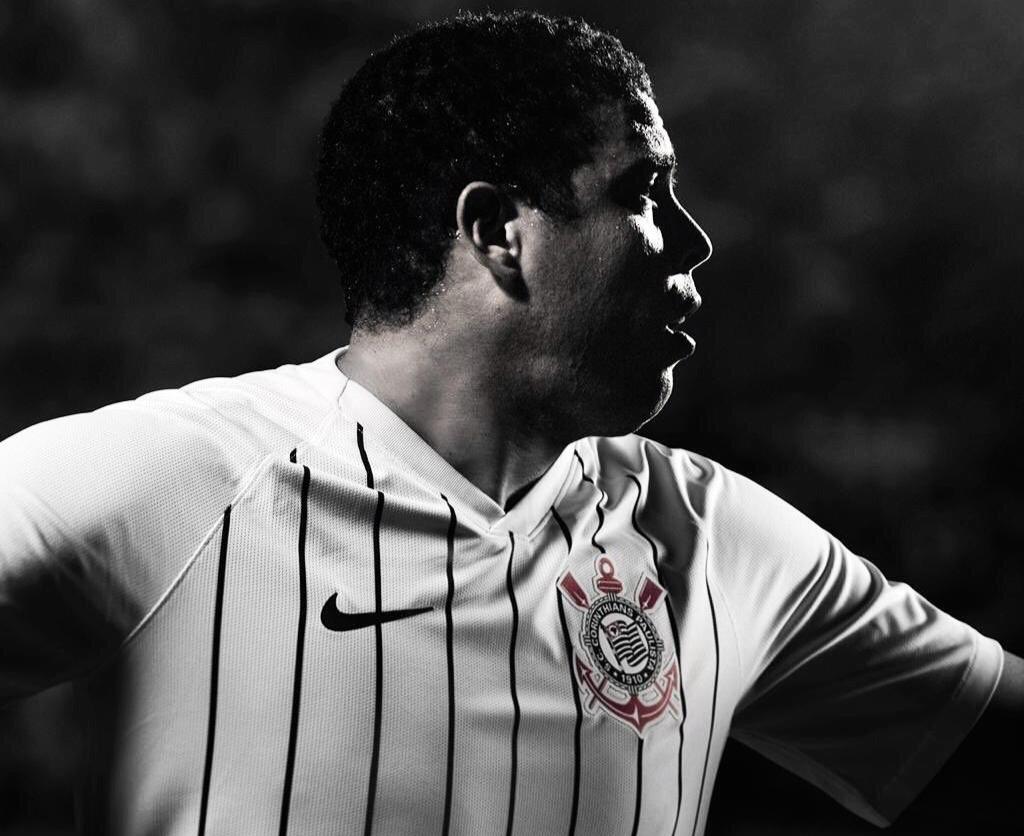 Corinthians anuncia novo uniforme em homenagem a Ronaldo