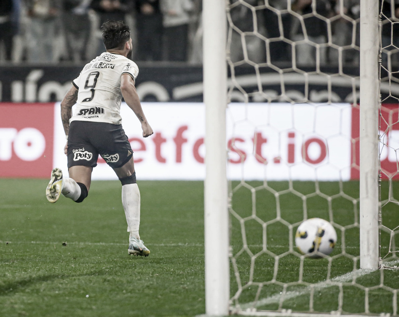 Yuri Alberto salva Corinthians e garante vitória sobre Atlético-GO
