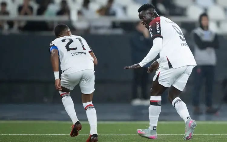 Athletico-PR vence o Botafogo-RJ com confusão na reta final Athletico-PR vence o Botafogo-RJ com confusão na reta final