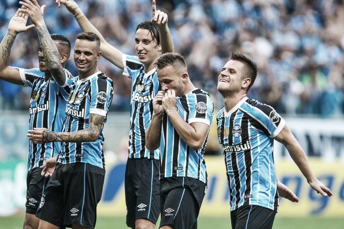Grêmio faz três no Internacional e larga em vantagem nas quartas de final do Gauchão