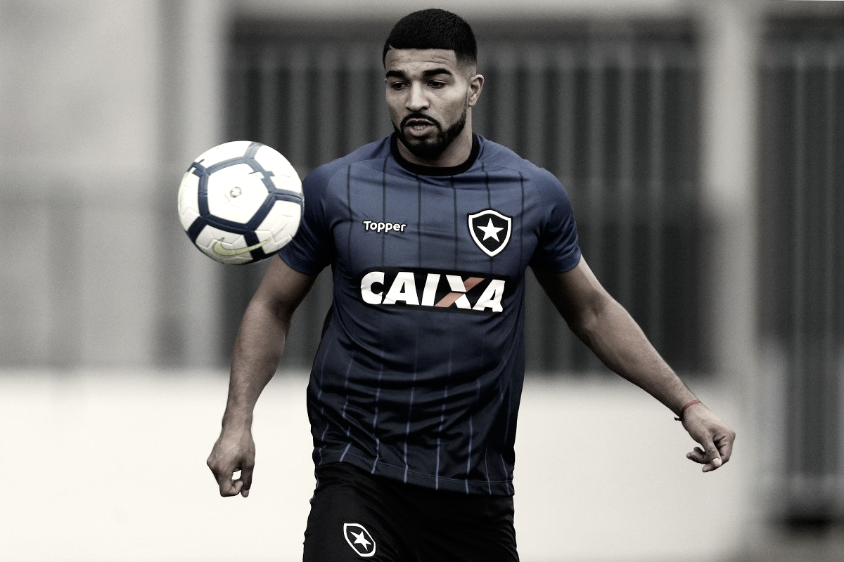 Desejado no Fluminense, Aguirre pode estrear pelo Botafogo no Clássico Vovô