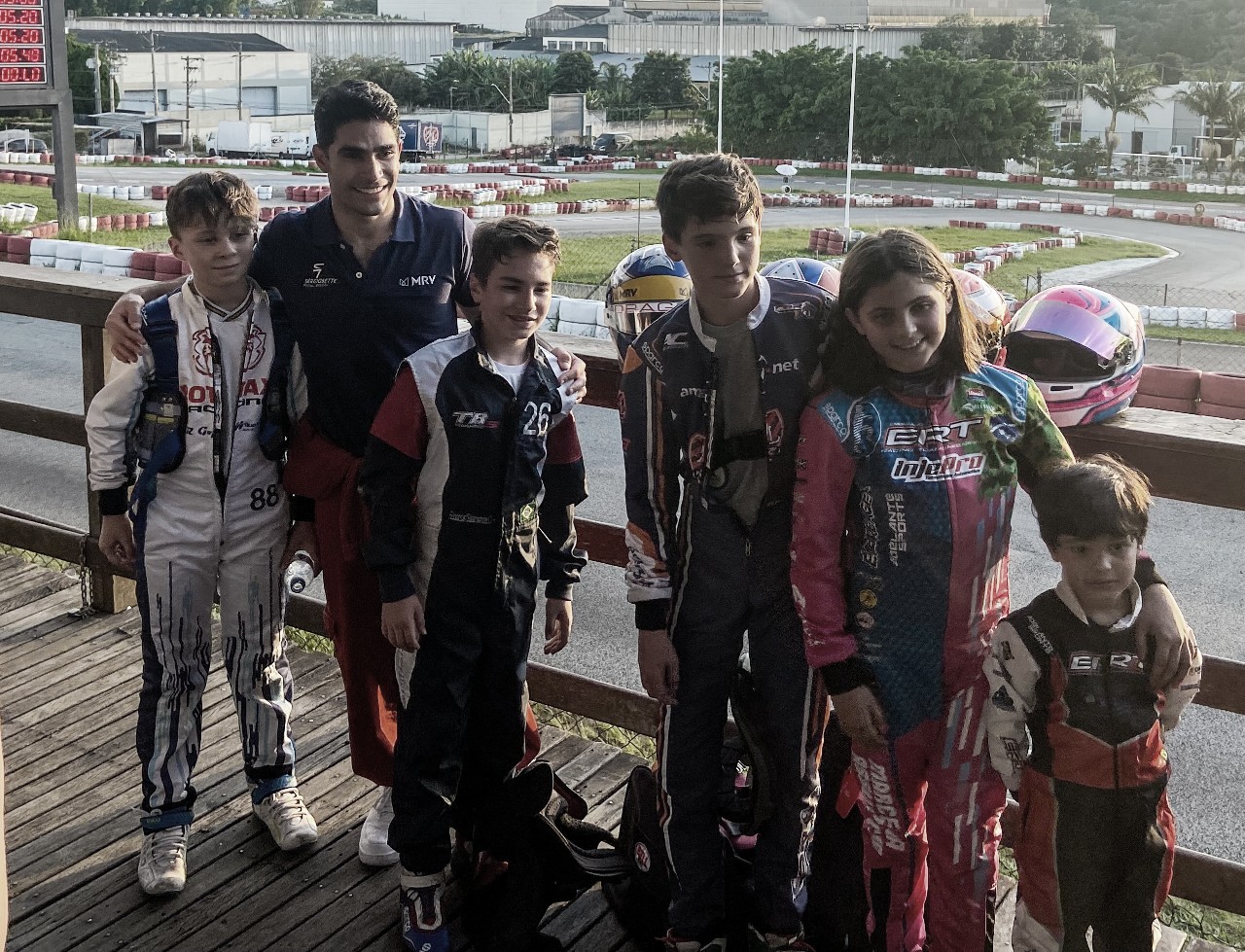 Fórmula E: jovens pilotos participam de desafio com Sérgio Sette Câmara no kart