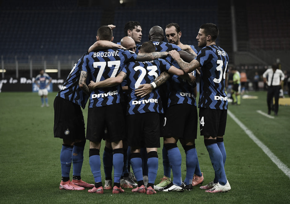 Internazionale marca em cada tempo, suporta pressão do Napoli e mantém segunda posição