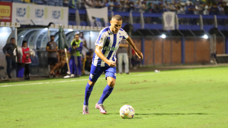 De volta ao Avaí, João Paulo ultrapassa a marca de 50 jogos pelo clube: “Quero que o torcedor sinta orgulho”