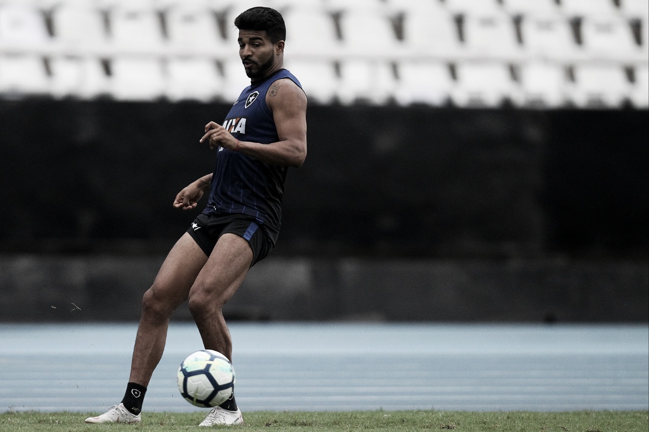 Contratação mais badalada do ano, Aguirre perde espaço e amarga a reserva no Botafogo Contratação mais badalada do ano, Aguirre perde espaço e amarga a reserva no Botafogo