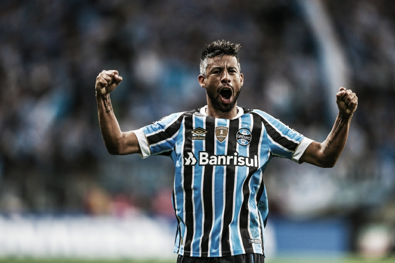 Grêmio renova com Léo Moura por mais uma temporada