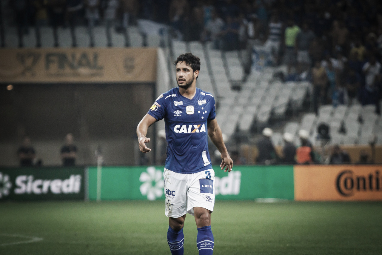 Zagueiro Léo renova contrato com o Cruzeiro por mais dois anos Zagueiro Léo renova contrato com o Cruzeiro por mais dois anos