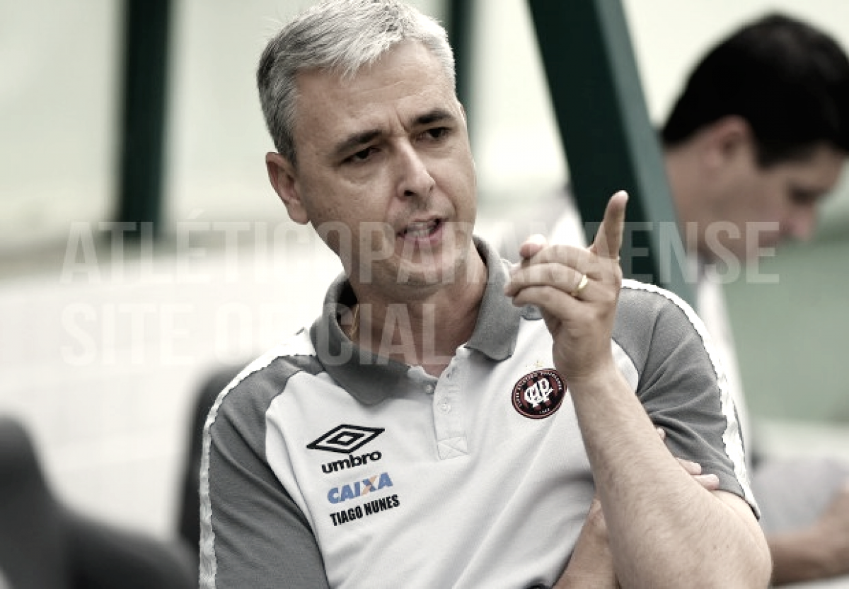 Tiago Nunes lamenta derrota, mas ressalta desempenho: "Muito satisfeito com a nossa equipe" Tiago Nunes lamenta derrota, mas ressalta desempenho: "Muito satisfeito com a nossa equipe"