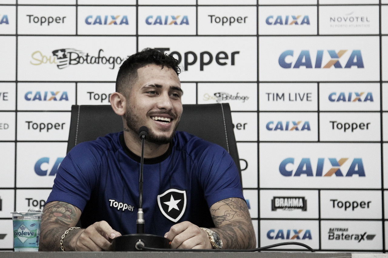 Após bom ano no Ceará, Leandro Carvalho volta ao Botafogo: "Quero mostrar meu futebol" Após bom ano no Ceará, Leandro Carvalho volta ao Botafogo: "Quero mostrar meu futebol"