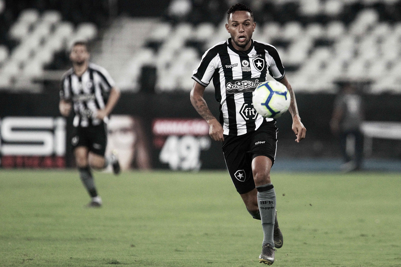 Um dos destaques na vitória contra o Bahia, Gilson é elogiado por Barroca: "Fez grande partida" Um dos destaques na vitória contra o Bahia, Gilson é elogiado por Barroca: "Fez grande partida"