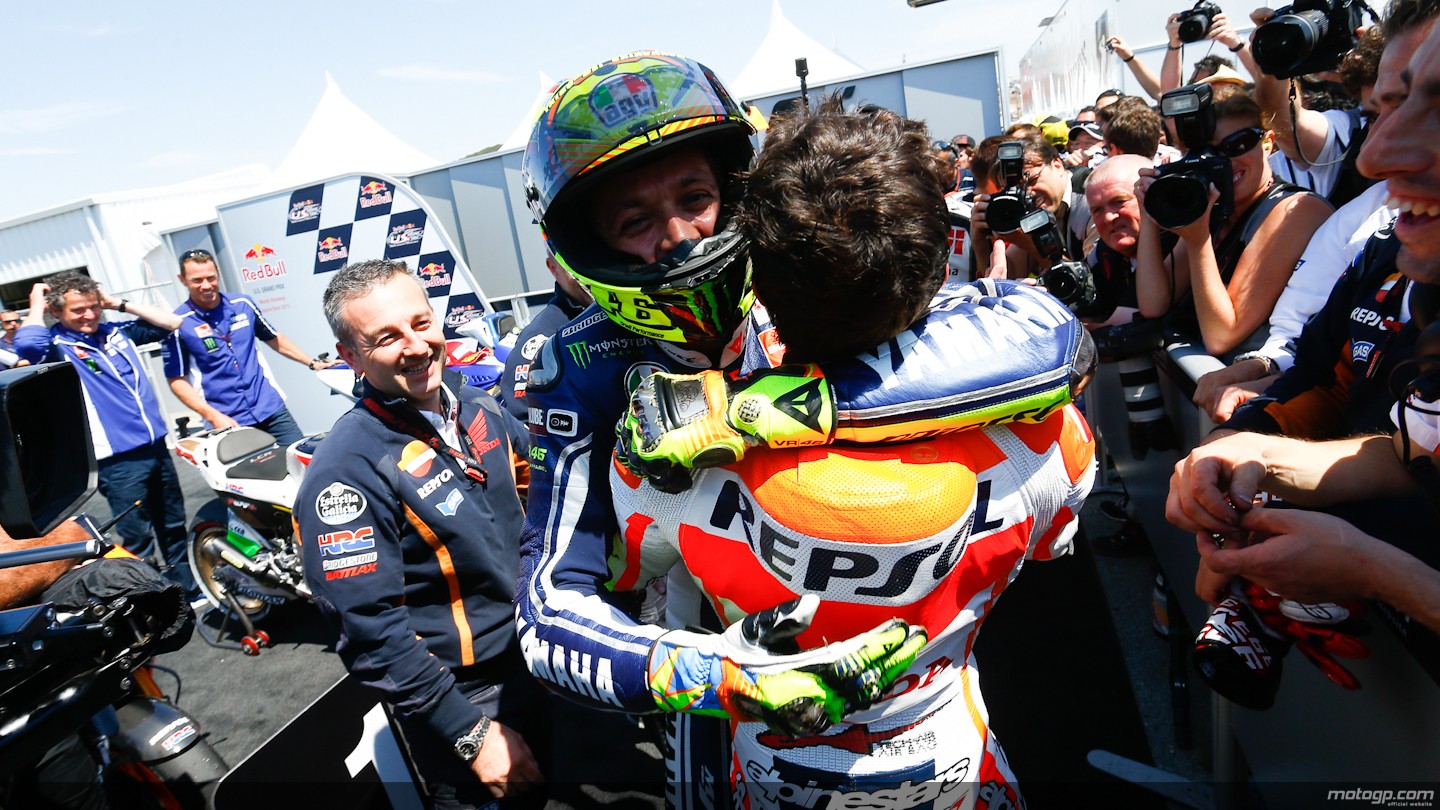 Rossi ironico: “Márquez mi copia i sorpassi, mi dovrebbe pagare…”