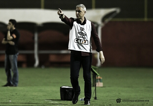 Tiago Nunes celebra primeira vitória do Atlético-PR fora de casa: "Muito aliviado"