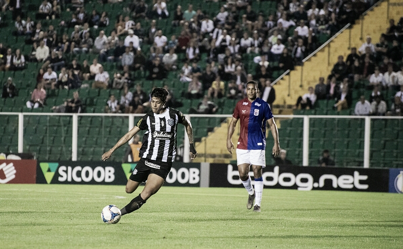 Na Vila Capanema, Paraná e Figueirense se enfrentam em situações opostas na Série B Na Vila Capanema, Paraná e Figueirense se enfrentam em situações opostas na Série B