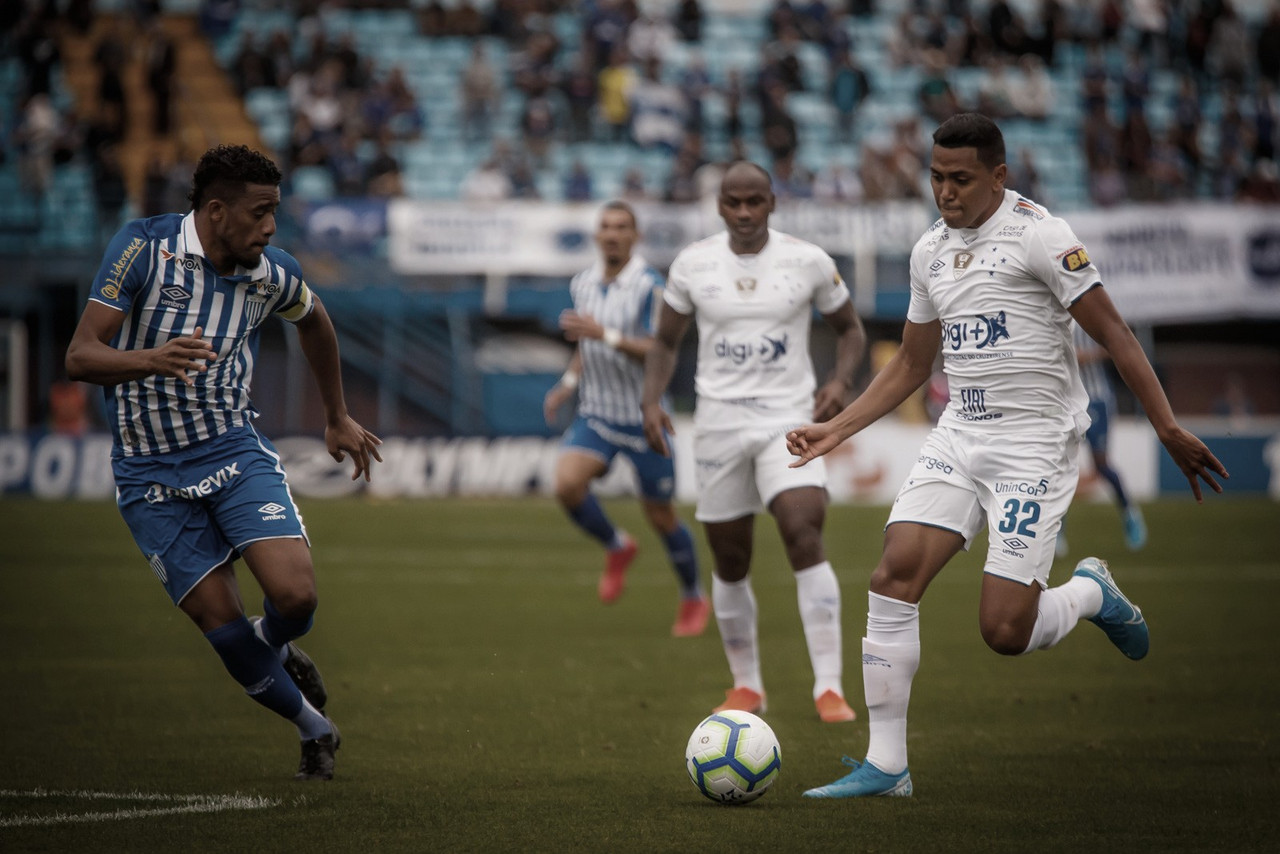Cruzeiro luta para abrir distância do rebaixamento em confronto contra Avaí