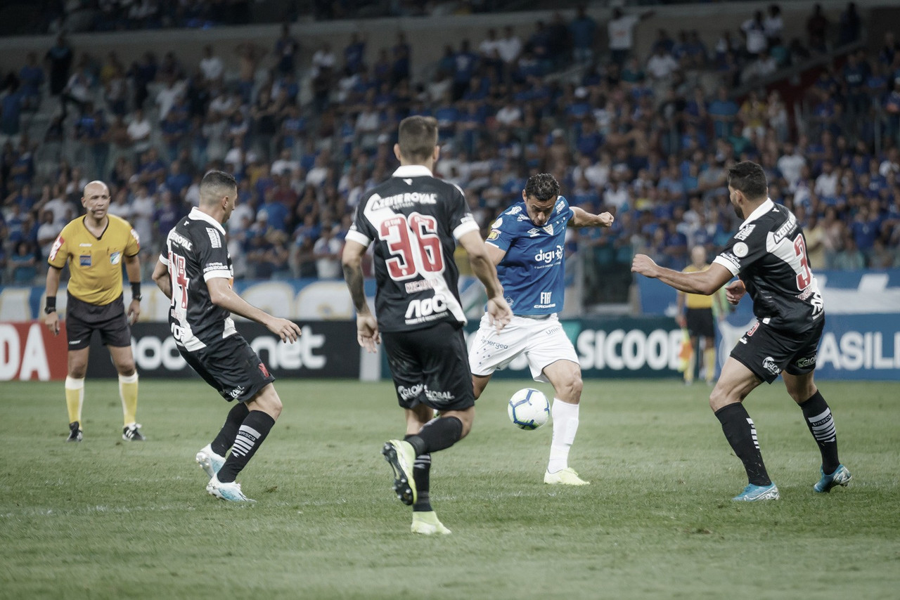 De olho na Sul-Americana, Vasco recebe um Cruzeiro desesperado em São Januário De olho na Sul-Americana, Vasco recebe um Cruzeiro desesperado em São Januário