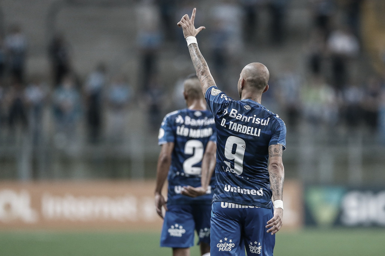 Nos acréscimos, Grêmio bate CSA e entra no G-4 Nos acréscimos, Grêmio bate CSA e entra no G-4