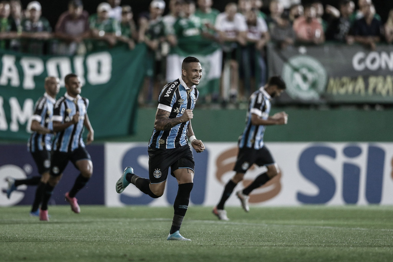 Grêmio vence Chapecoense na Arena Condá e se mantém no G-4 Grêmio vence Chapecoense na Arena Condá e se mantém no G-4