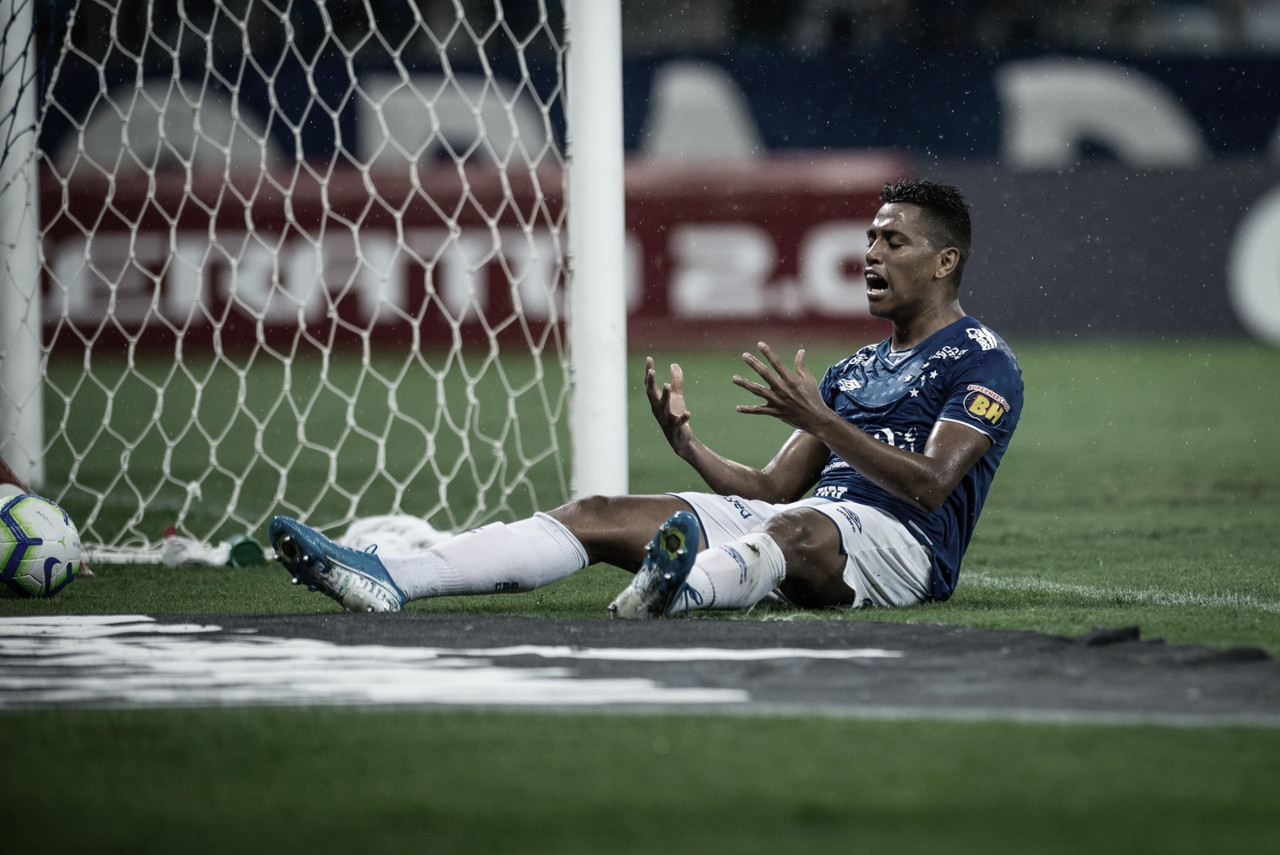 Fifa impõe ordens de pagamentos em R$ 14 milhões ao Cruzeiro por dívidas a ex-atletas Fifa impõe ordens de pagamentos em R$ 14 milhões ao Cruzeiro por dívidas a ex-atletas
