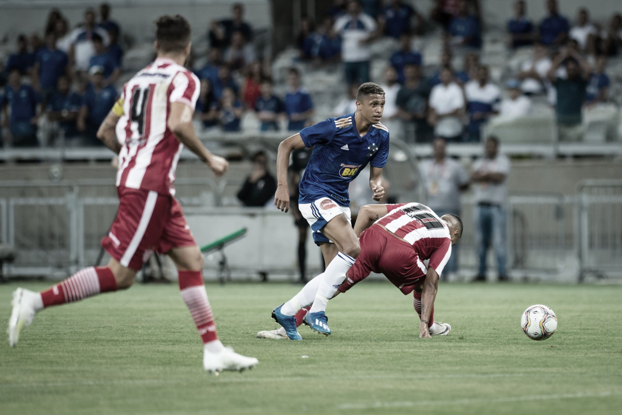 Cruzeiro conta com a sorte e derrota Villa Nova no Mineirão